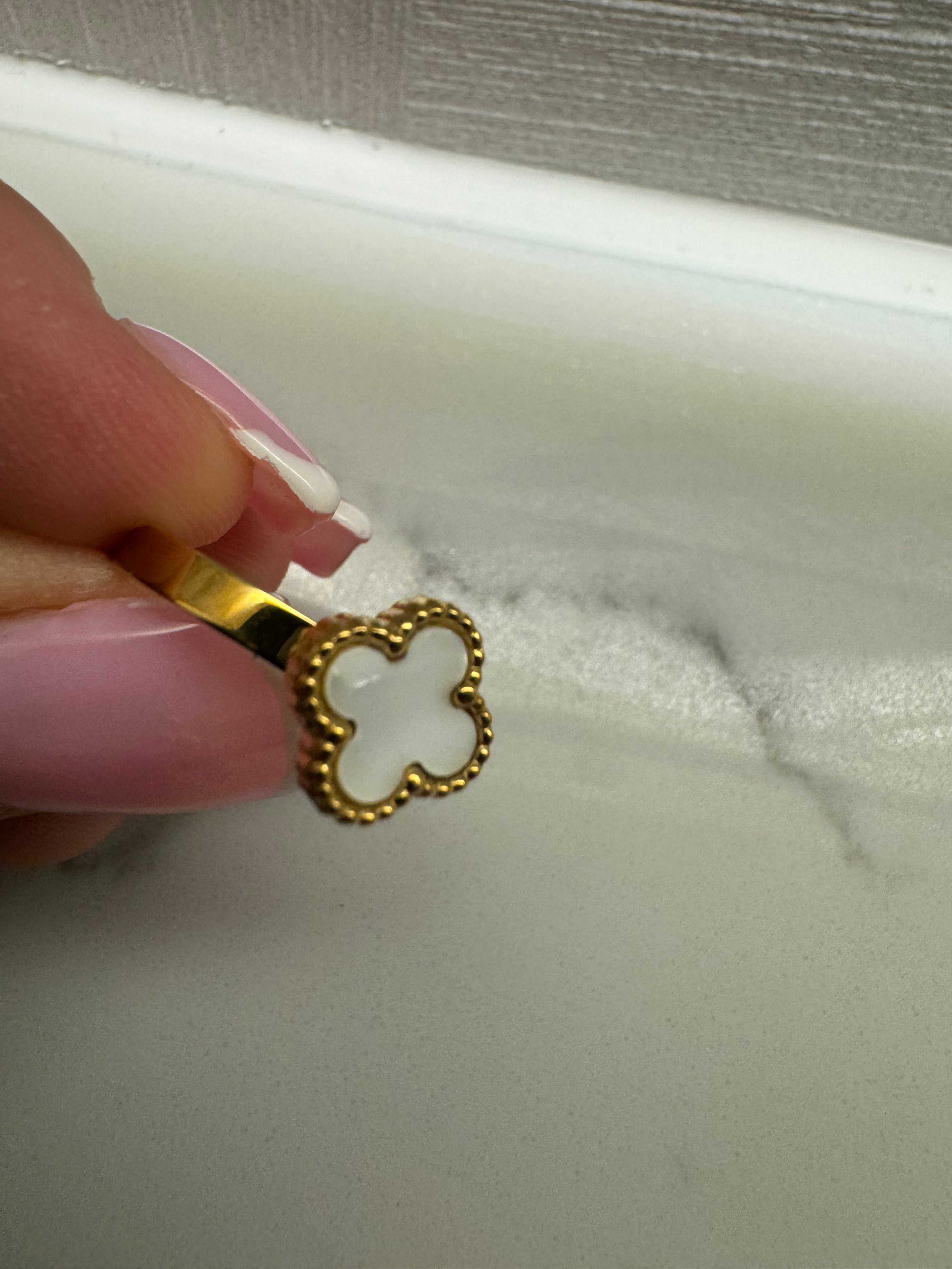 Gold clover rings
